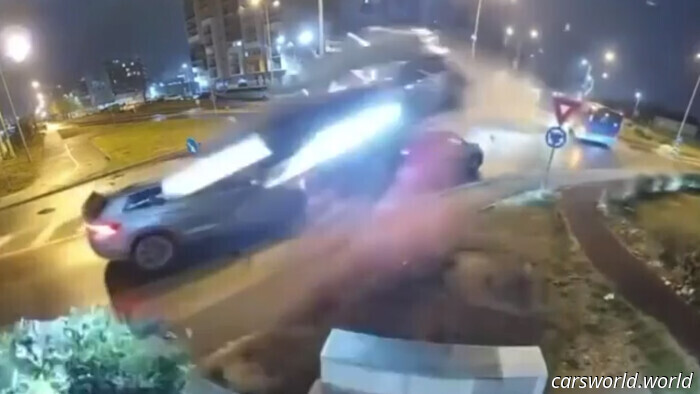 Una Mercedes vola sopra altre auto dopo che il conducente è svenuto. Indovina chi è stato comunque multato | Carscoops